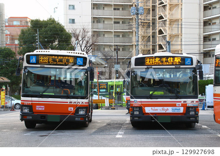 ［北01/北03］西新井大師前にて発車準備中の新旧東武バス（北千住駅行の系統違い） 129927698