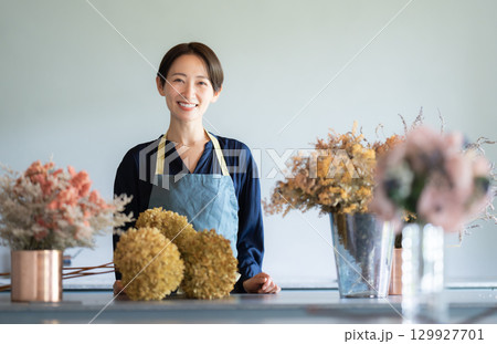 花に囲まれて暮らす女性 花に囲まれて暮らす女性 129927701