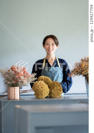 花に囲まれて暮らす女性 花に囲まれて暮らす女性 129927704