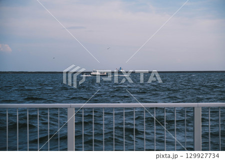 [六甲マリンパーク]夕暮れ時の港の風景 129927734