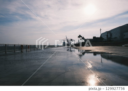 [六甲マリンパーク]夕暮れ時の港の風景 129927736