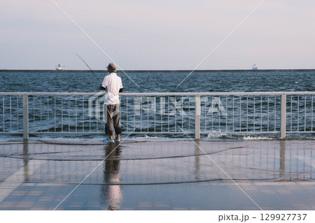 [六甲マリンパーク]夕暮れ時の港の風景 129927737