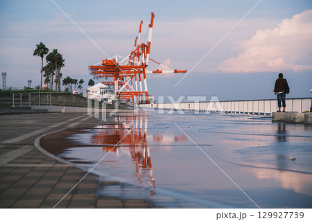 [六甲マリンパーク]夕暮れ時の港の風景 129927739