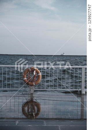 [六甲マリンパーク]夕暮れ時の港の風景 129927747