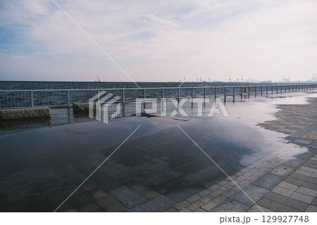 [六甲マリンパーク]夕暮れ時の港の風景 129927748