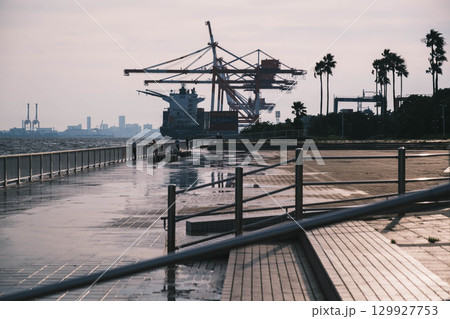 [六甲マリンパーク]夕暮れ時の港の風景 129927753