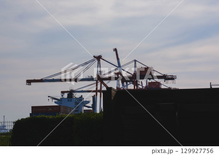 [六甲マリンパーク]夕暮れ時の港の風景 129927756