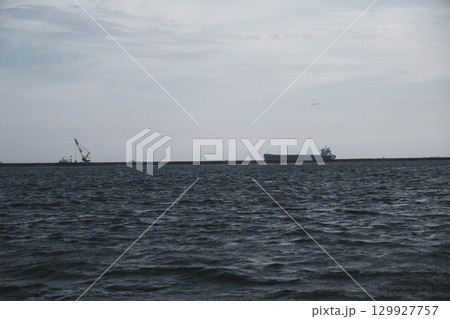 [六甲マリンパーク]夕暮れ時の港の風景 129927757