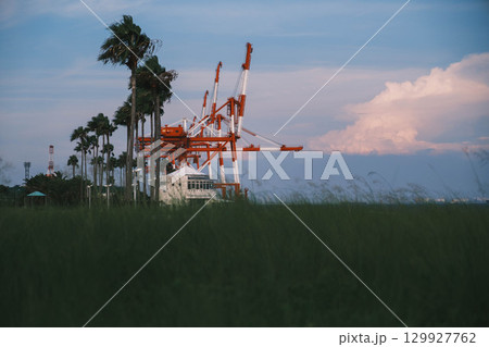 [六甲マリンパーク]夕暮れ時の港の風景 129927762
