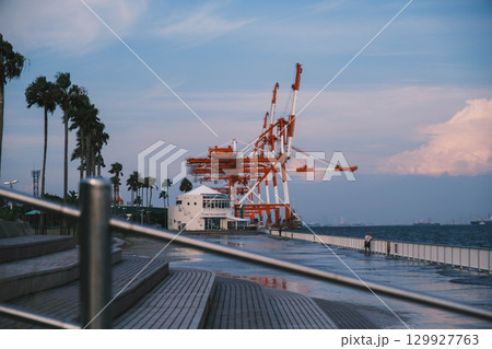 [六甲マリンパーク]夕暮れ時の港の風景 129927763