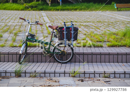 [六甲マリンパーク]レトロな可愛らしい自転車 129927786
