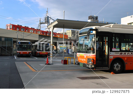 西新井車庫に駐車中の東武バスと東武大師線8000系赤色 129927875