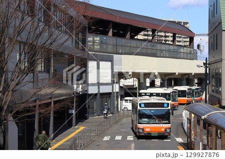 西新井大師前に停車中の東武バスと東武大師線10000系電車 129927876