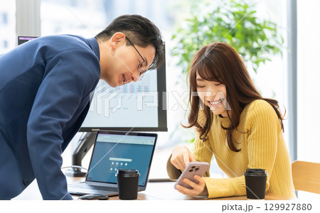 ミーティングをする男女2人のビジネスマン 129927880