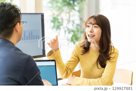 ミーティングをする男女2人のビジネスマン 129927881