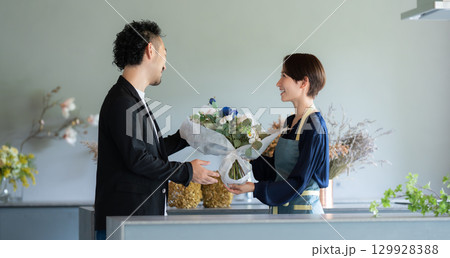 フラワーショップで花を買う男性客 129928388