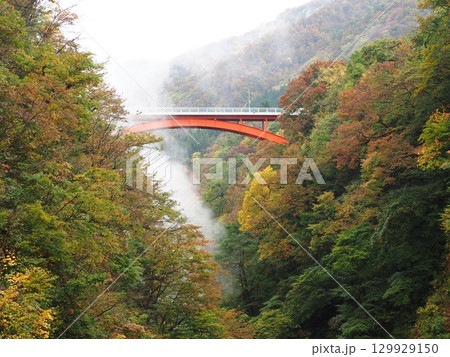 秋田県 小安峡の大噴湯と紅葉｜東北の自然美を楽しむ旅 129929150