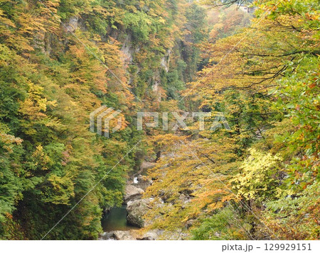 秋田県 小安峡の大噴湯と紅葉|東北の自然美を楽しむ旅 秋田県 小安峡の大噴湯と紅葉|東北の自然美を楽しむ旅 129929151