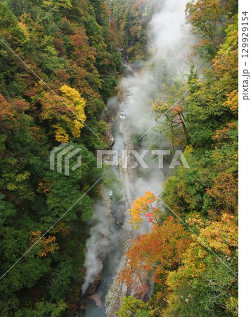 秋田県 小安峡の大噴湯と紅葉｜東北の自然美を楽しむ旅 129929154