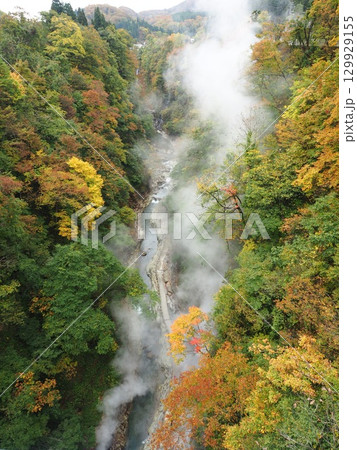 秋田県 小安峡の大噴湯と紅葉｜東北の自然美を楽しむ旅 129929155