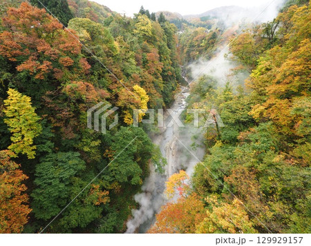 秋田県 小安峡の大噴湯と紅葉|東北の自然美を楽しむ旅 秋田県 小安峡の大噴湯と紅葉|東北の自然美を楽しむ旅 129929157