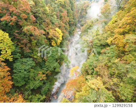 秋田県 小安峡の大噴湯と紅葉｜東北の自然美を楽しむ旅 129929158