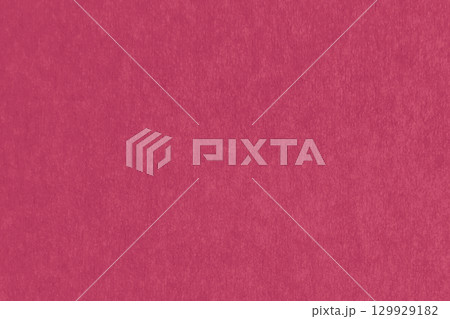 ややくすんだ紅色の和紙 129929182
