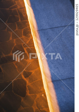 [六甲アイランド]足元がライトアップされた風景 129929405