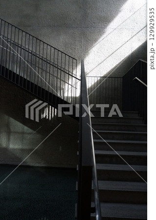 地下階段と光の調和 129929535
