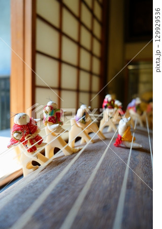 古民家の和室にある琴で遊ぶ雛人形 129929536