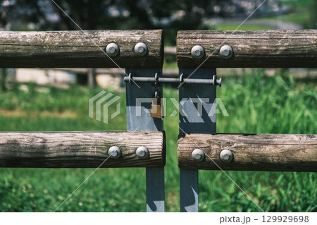 [うだ･アニマルパーク]南京錠がかけられた門 129929698