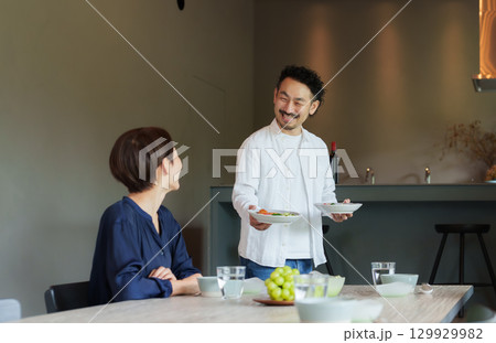 モダンなリビングダイニングで食事をする家族 モダンなリビングダイニングで食事をする家族 129929982