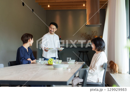 モダンなリビングダイニングで食事をする家族 モダンなリビングダイニングで食事をする家族 129929983