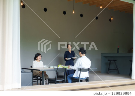 モダンなリビングダイニングで食事をする家族 モダンなリビングダイニングで食事をする家族 129929994