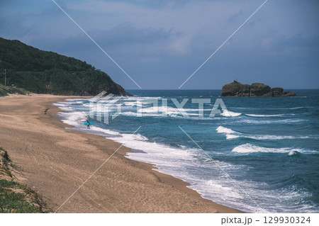 [白兎海岸]海岸沿いの道路と美しい日本海の風景 129930324