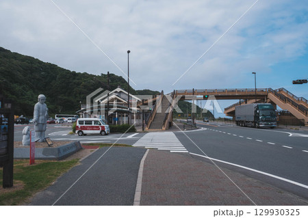 [白兎海岸]海岸沿いの道路と美しい日本海の風景 129930325