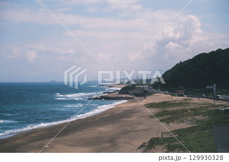 [白兎海岸]海岸沿いの道路と美しい日本海の風景 129930328