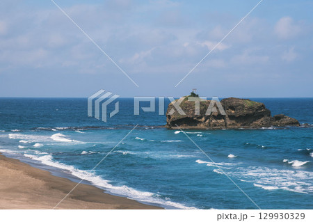 [白兎海岸]海岸沿いの道路と美しい日本海の風景 129930329