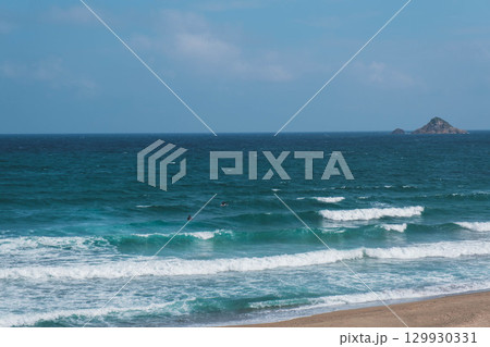 [白兎海岸]海岸沿いの道路と美しい日本海の風景 129930331