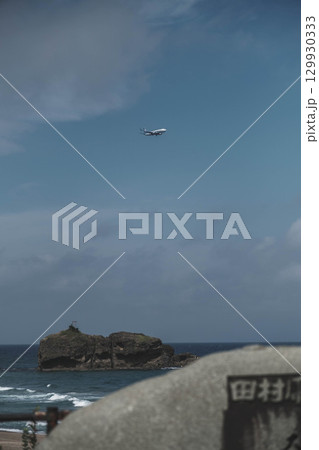 [白兎海岸]海岸沿いの道路と美しい日本海の風景 129930333
