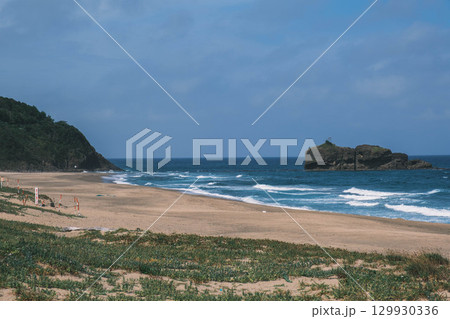 [白兎海岸]海岸沿いの道路と美しい日本海の風景 129930336
