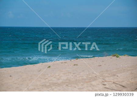 [白兎海岸]海岸沿いの道路と美しい日本海の風景 129930339
