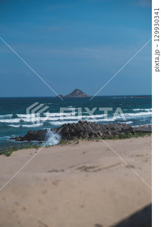 [白兎海岸]海岸沿いの道路と美しい日本海の風景 129930341
