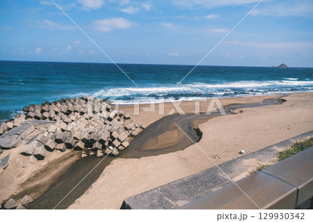 [白兎海岸]海岸沿いの道路と美しい日本海の風景 129930342
