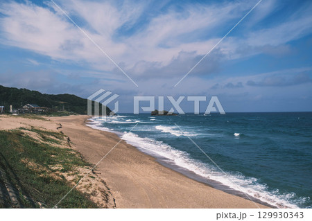 [白兎海岸]海岸沿いの道路と美しい日本海の風景 129930343