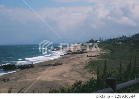 [白兎海岸]海岸沿いの道路と美しい日本海の風景 129930344