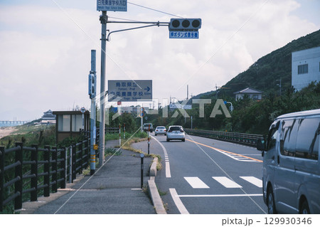 [白兎海岸]海岸沿いの道路と美しい日本海の風景 129930346
