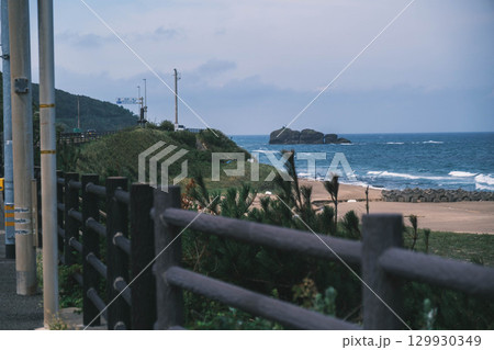 [白兎海岸]海岸沿いの道路と美しい日本海の風景 129930349