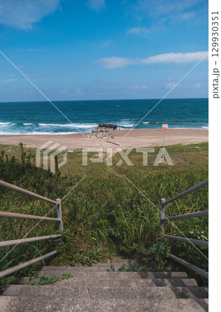 [白兎海岸]海岸沿いの道路と美しい日本海の風景 129930351