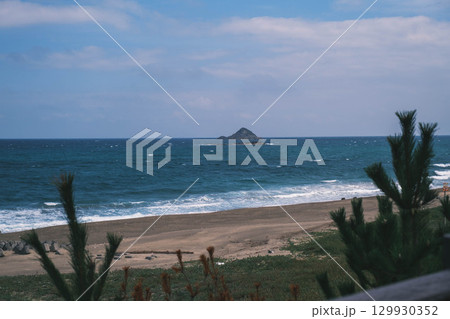 [白兎海岸]海岸沿いの道路と美しい日本海の風景 129930352